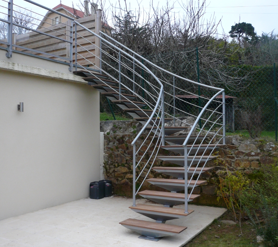 MORIN METALLERIE Escalier Saint Brieuc ESCALIER LIMONT CENTRAL EXTERIEUR – 5